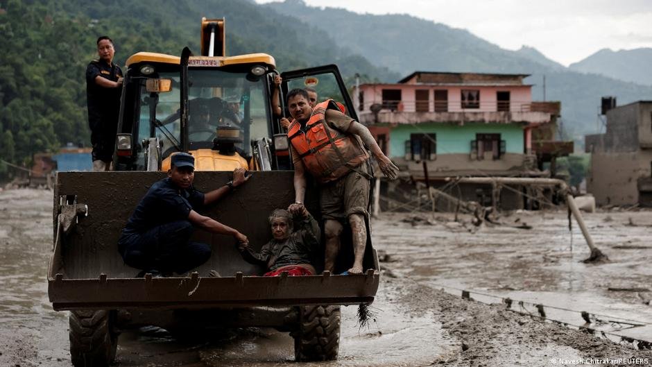 Casi 400 desaparecidos y 55 muertos: Inundaciones devastadoras en Nepal desatan crisis humanitaria